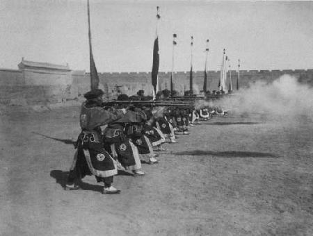 Mantshusotamiehet harjoittelevat Liangtshoussa 1908