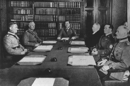 Rudolf Walden puolustusneuvostossa (toinen vasemmalta)