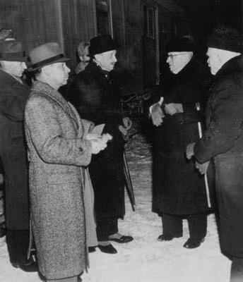 Oikealta alkaen Carl Enckell, J K Paasikivi, Mannerheim ja adjutantti Ranner Grönvall