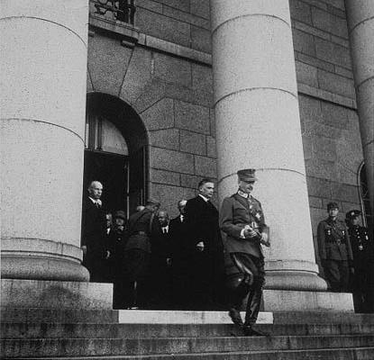 Presidentinvaalien jälkeen eduskunnan portailla 4.8.1944