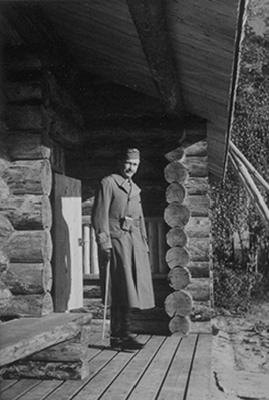 Mannerheim lahjametsästysmajansa edessä syyskuussa 1942